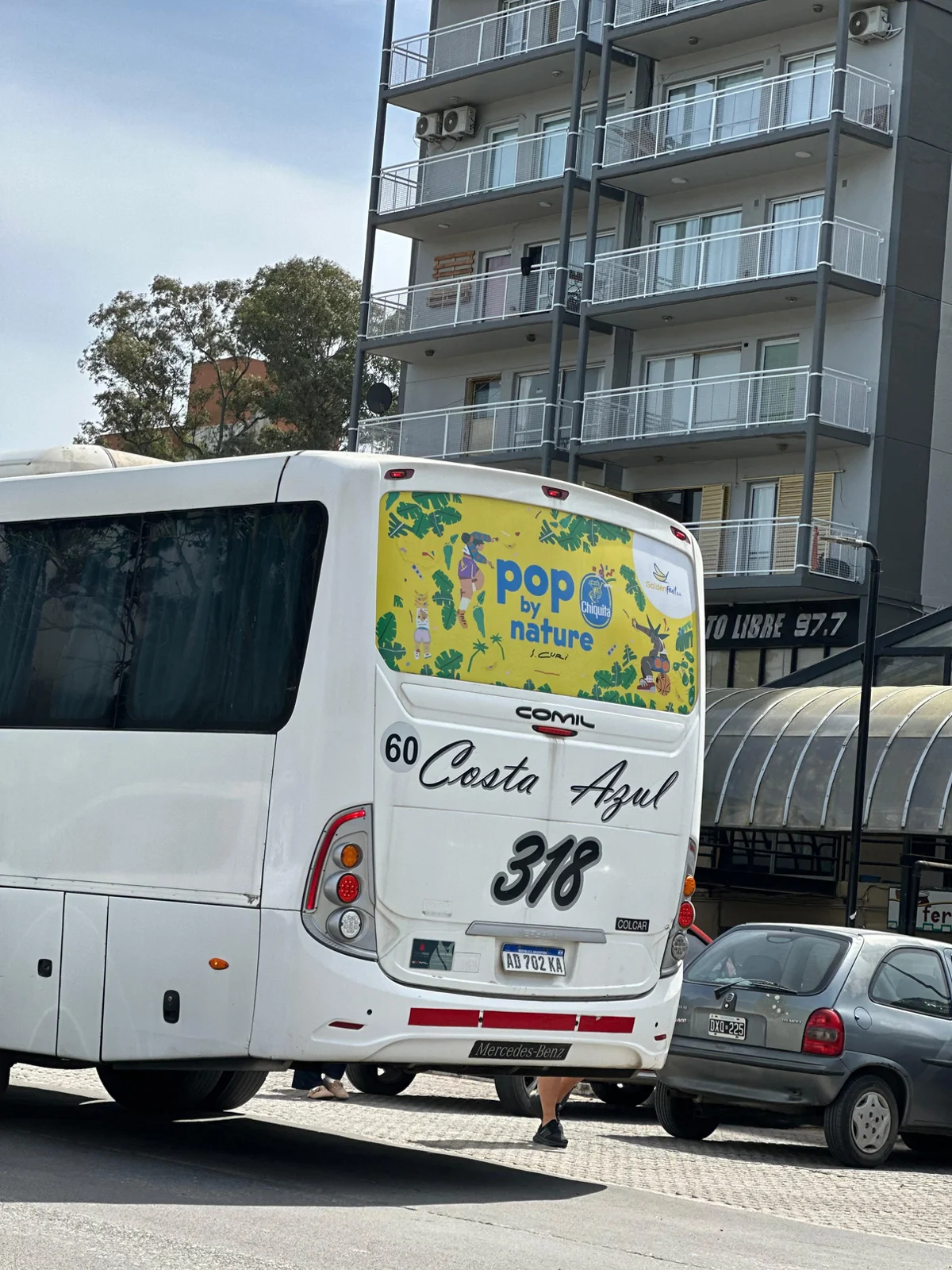 Publicidad en la luneta de un colectivo Costa Azul
