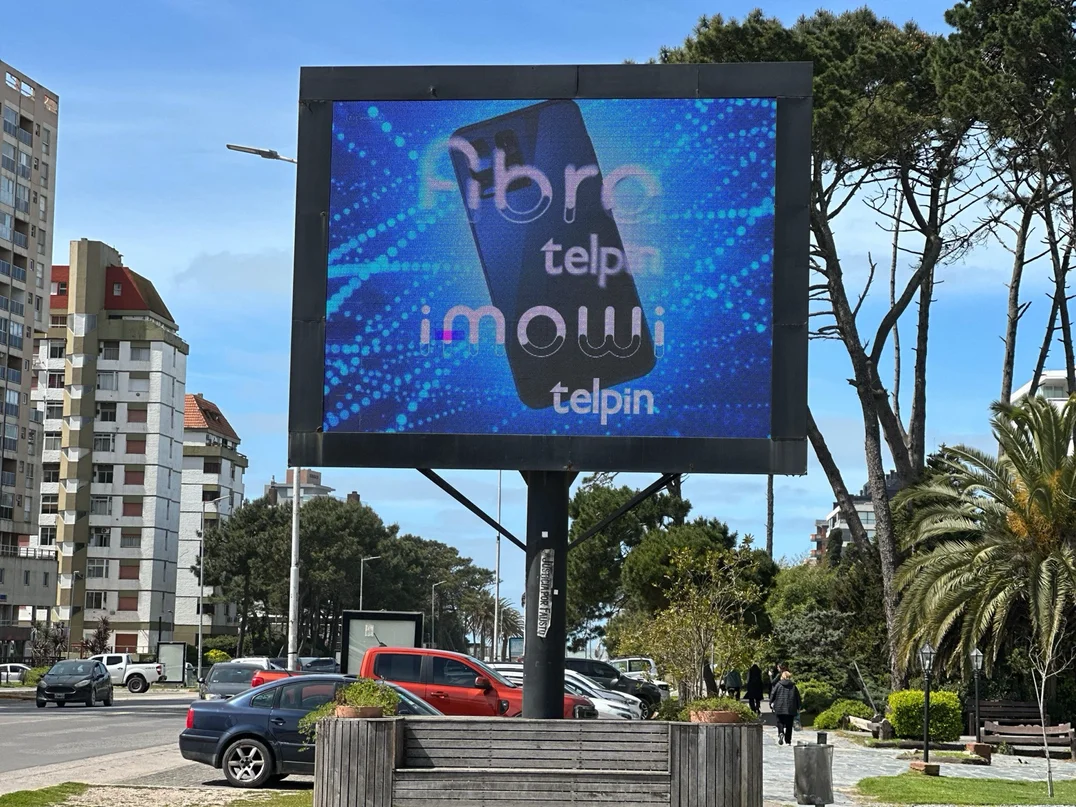 Pantalla publicitaria en Bunge y Libertador