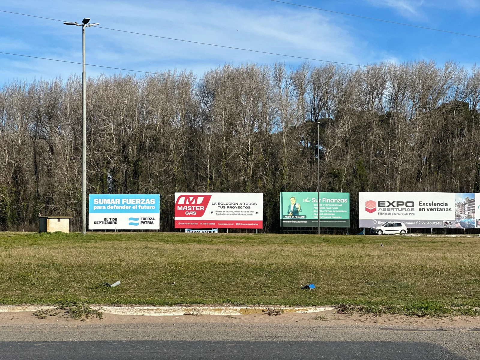 Carteles publicitarios en el acceso a Pinamar